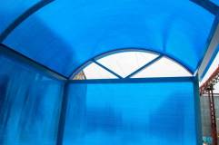 Крыша - сотовый поликарбонат синего цвета в тон стенам