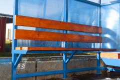 Скамья в павильоне для курения КМ-9 - деревянный настил с покрытием морилкой