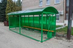 Остановочный павильон ОМ-12 обшивается сотовым поликарбонатом зеленого цвета