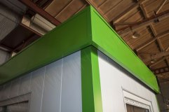Декоративный козырек зеленого  цвета монтируется по периметру строения