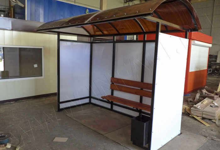 Каркас остановочного павильона ОМ-5 в данном изделии черного цвета