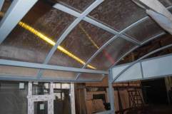 Крыша также обшивается прозрачным сотовым поликарбонатом