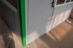 Дверь металлическая окрашенная в цвет внешней отделки павильона