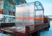 Ширина павильона для курения КМ-3 2 метра, что позволяет транспортировать курилку в любым грузовым транспортным средством