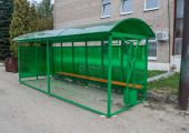 Остановочный павильон ОМ-12 обшивается сотовым поликарбонатом зеленого цвета